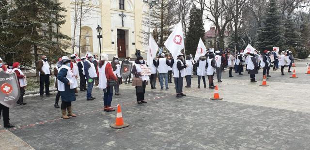 Sindicaliștii SANITAS protestează în fața Prefecturii Suceava