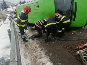Intervenția pompierilor de extragere a celor două victime de sub microbuz