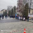 Polițiști de frontieră și militari în rezervă au protestat, ieri, în fața Prefecturii Suceava