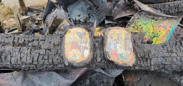 Cele două icoane au rămas intacte, pe suportul ars din spatele lor