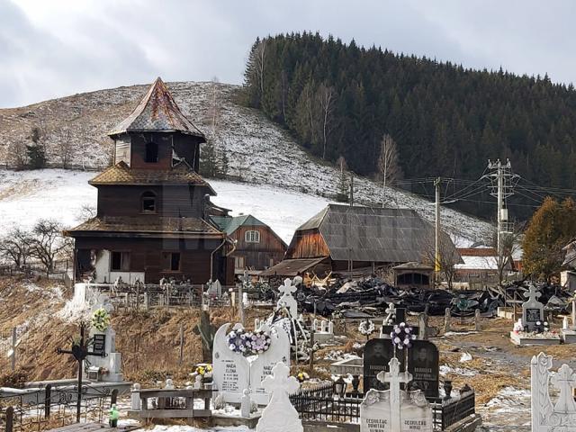 Două icoane din catapeteasma mistuită de flăcări a bisericii din Brodina de Sus au rămas intacte