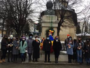 Coroane de flori depuse de oficialități, la bustul poetului Mihai Eminescu din municipiul Suceava