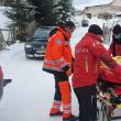 O femeie care a suferit o fractură, transportată până la ambulanță de salvamontiștii dorneni