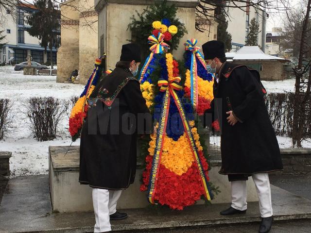 Coroane de flori, la bustul poetului Mihai Eminescu și la bustul compozitorului Ciprian Porumbescu, de Ziua Culturii Naționale