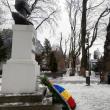 Coroane de flori, la bustul poetului Mihai Eminescu și la bustul compozitorului Ciprian Porumbescu, de Ziua Culturii Naționale