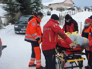 Salvamontiștii au transportat-o pe femeia în vârstă de 65 de ani cu o targă specială cu saltea vacuum pe o distanță de circa un kilometru până la locul unde a putut fi preluată de ambulanța
