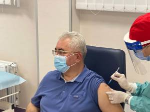Primarul Ion Lungu a primit luni prima doză de vaccin, rapelul fiind programat pentru 8 februarie