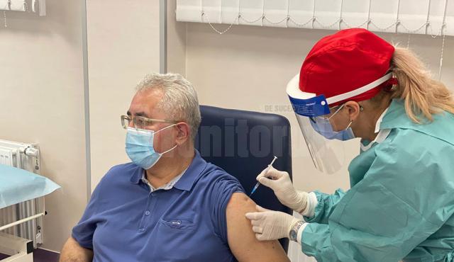 Primarul Ion Lungu a primit luni prima doză de vaccin, rapelul fiind programat pentru 8 februarie