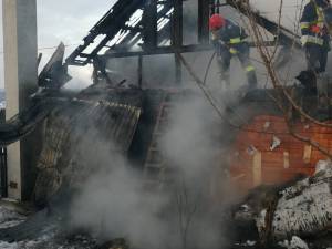 La Neagra Șarului, focul a fost localizat înainte de a afecta și două case de locuit aflate aproape