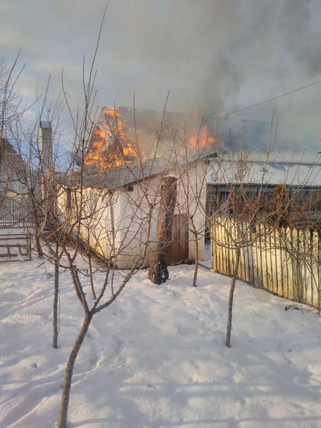 Case salvate de pompieri după două incendii în gospodării