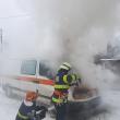 Autoutilitară distrusă parțial într-un incendiu