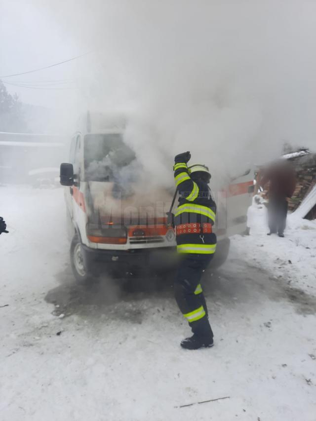 Autoutilitară distrusă parțial într-un incendiu