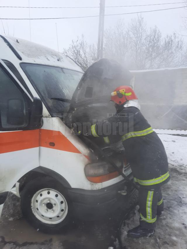 Autoutilitară distrusă parțial într-un incendiu