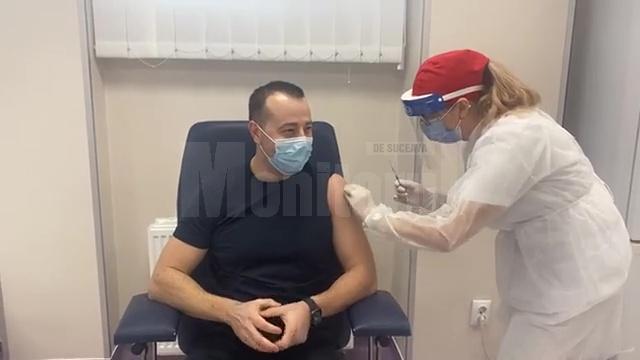 Vaccinare live anti-Covid a viceprimarului Sucevei Lucian Harșovschi