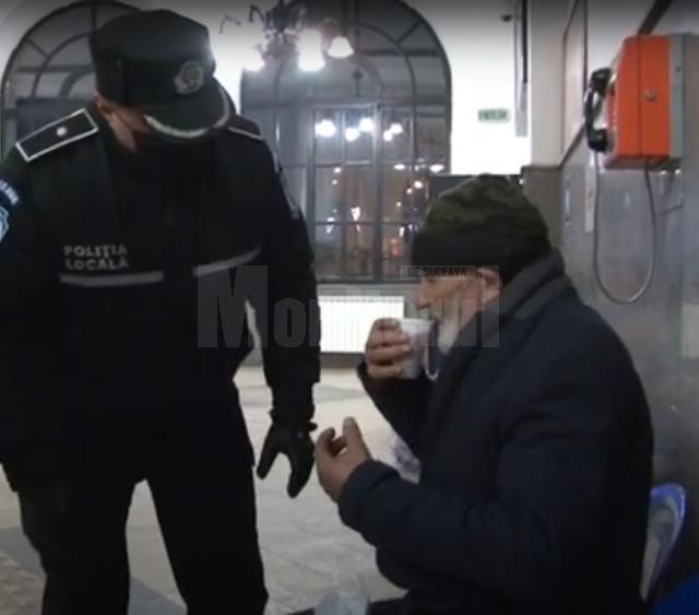 Oamenii străzii, adunați de Poliția Locală Suceava, testaţi de Covid și duși la adăpostul Lumină Lină