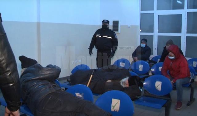 Oamenii străzii, adunați de Poliția Locală Suceava, testaţi de Covid și duși la adăpostul Lumină Lină