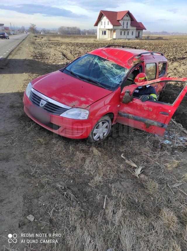 Autoturismul Dacia s-a rasturnat in afara soselei, la iesire din Milisauti