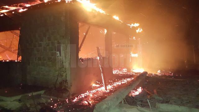 Hala unui gater din Slatina a fost mistuită de un puternic incendiu