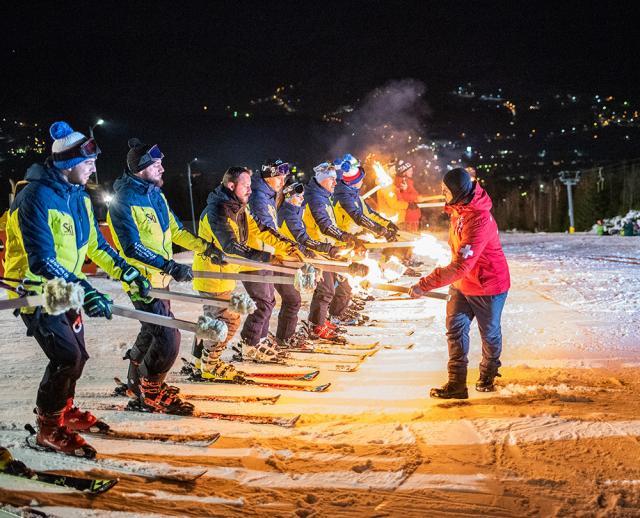 Aproximativ 100 de schiori cu torțe în mâini au coborât pârtia Veverița, de Ziua Micii Unirii