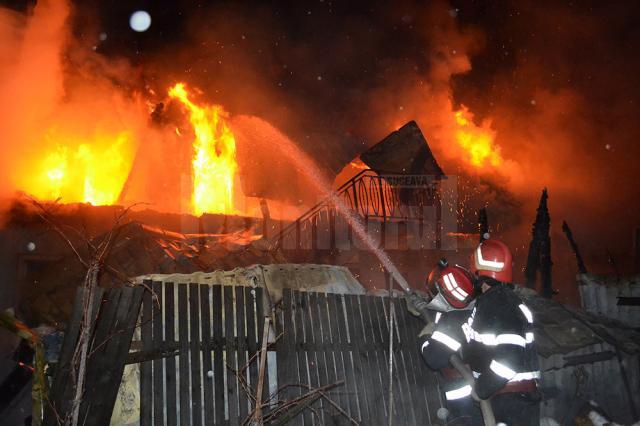 Flăcările au izbucnit după ora 22.00 din interiorul camerei aflate la nivelul superior al casei și s-au extins apoi la acoperiș