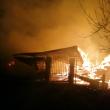 Incendiul violent a cuprins casa și mare parte din anexele gospodărești