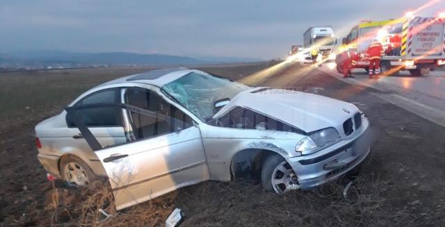 Autoturismul BMW avariat, în care se aflau cele două persoane care au fost rănite