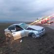 Autoturismul BMW avariat, în care se aflau cele două persoane care au fost rănite