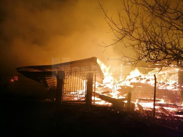 Incendiul violent a cuprins casa şi mare parte din anexele gospodărești