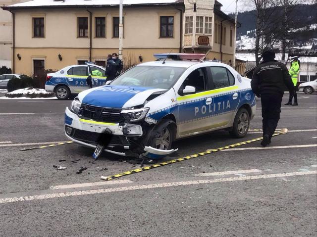 Mașină de poliție în misiune, tamponată de un șofer care nu a dat prioritate   FOTO Radio Dorna