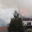 Incendiul violent a cuprins mansarda casei si acoperisul