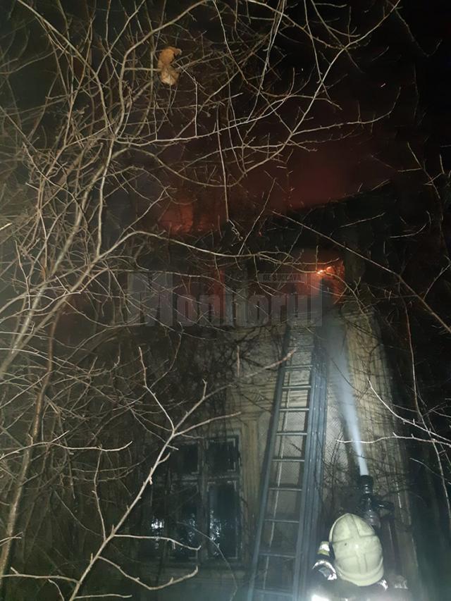 Un incendiu provocat de jarul căzut din sobă a afectat grav o casă din Suceava