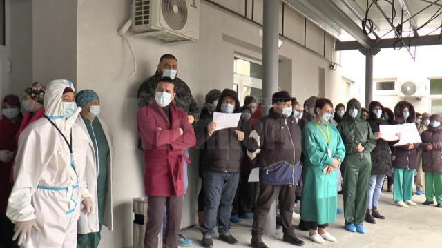 Circa 50 de salariați s-au adunat în fața Compartimentului Primiri-Urgențe Rădăuţi și si-au exprimat sprijinul pentru managerul Andronachi