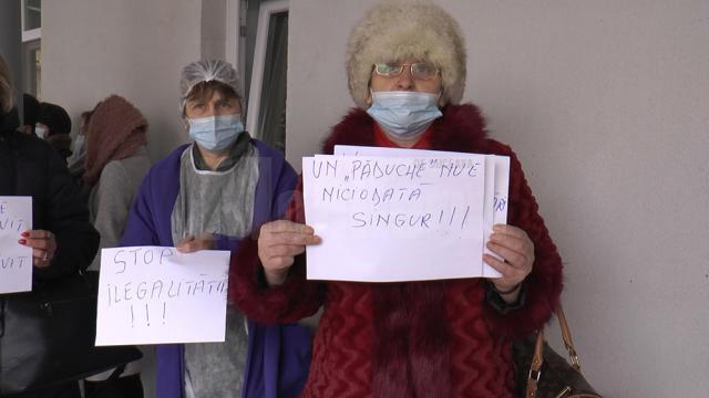Circa 50 de salariați s-au adunat în fața Compartimentului Primiri-Urgențe Rădăuţi și si-au exprimat sprijinul pentru managerul Andronachi