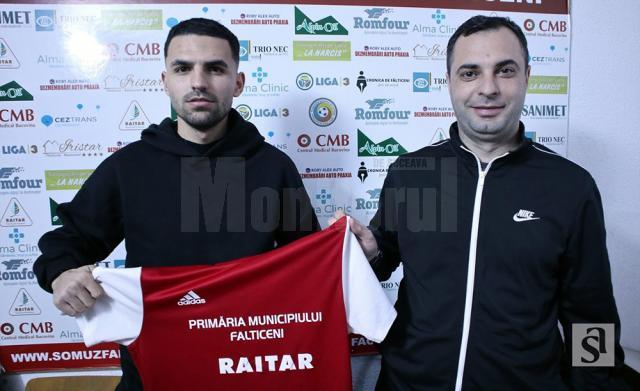 Nou-venitul Adrian Tănăsoiu, alături de directorul sportiv Iulian Darabă. Foto Alex Săvescu