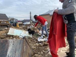 Reprezentanții Asociației Casa lui Patrocle au mers însoțiți de jandarmi pentru a-l lua pe câine dintre grămezile de moloz ale casei demolate