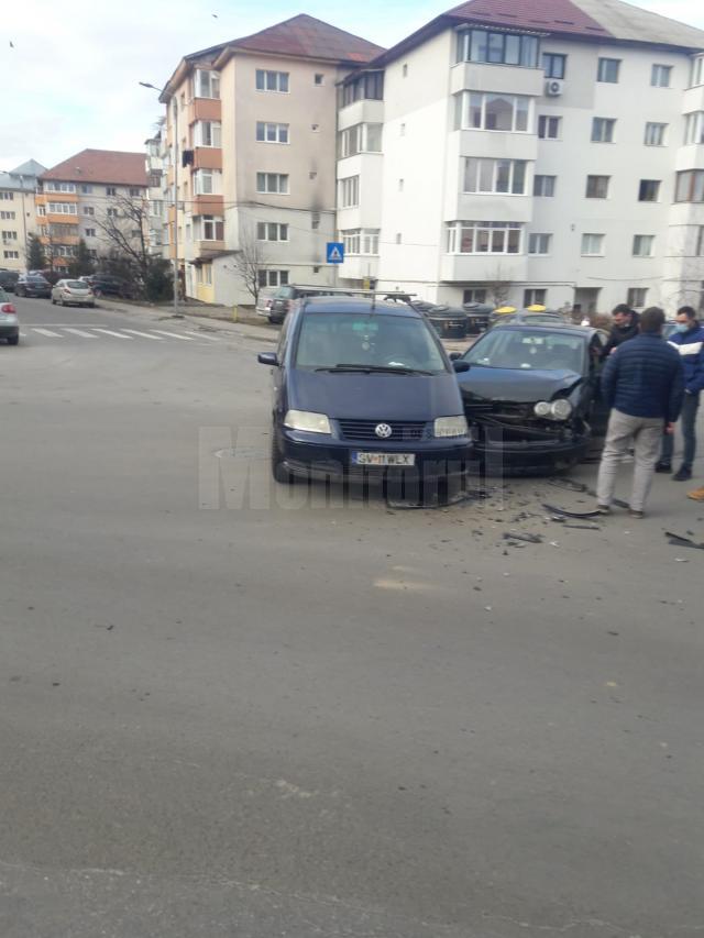 Ciocnire între două mașini, în intersecția de la Ambianța, în cartierul Obcini