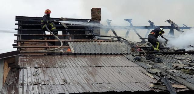 Mansarda și acoperișul unei case, distruse de un puternic incendiu, în orașul Frasin