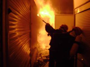 Un incendiu pus intenţionat a afectat ușile a 4 apartamente dintr-un bloc