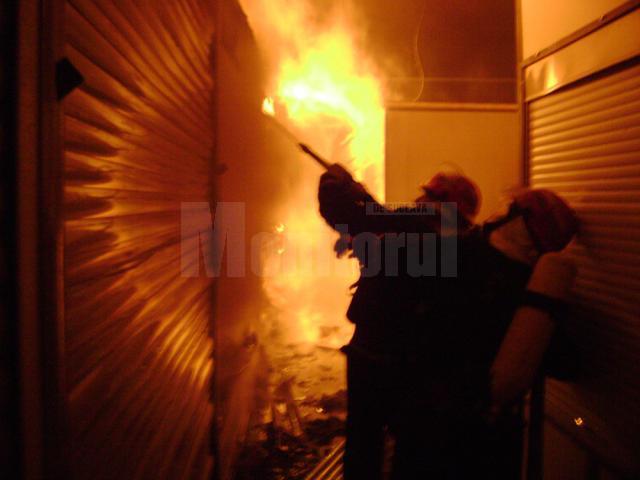 Un incendiu pus intenţionat a afectat ușile a 4 apartamente dintr-un bloc