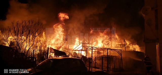 Incendiu violent la magaziile de depozitare ale locatarilor din blocuri