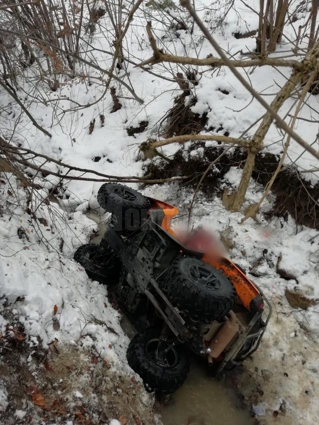 ATV-ul s-a răsturnat de la diferență de nivel de câțiva metri, în albia pârâului