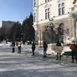 Câțiva studenți suceveni au protestat în fața Prefecturii, nemulțumiți că pierd ...