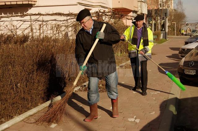 Primarul Sucevei, participant la campania de curatenie a orasului, cu mătura și lopata, încă din 2004