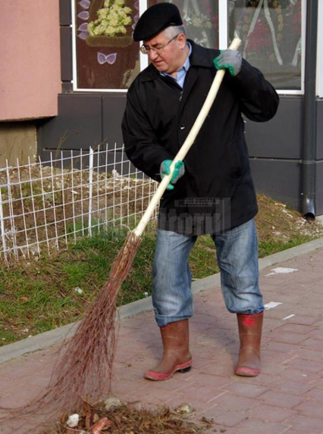 Primarul Sucevei va ieși să măture pe străzi, la fel ca în ultimii 16 ani
