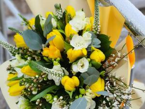 Aranjamente unice, „flori pentru suflet”, ofertă bogată pentru 8 Martie, toate la Queen Concept Flowers