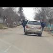 Copii atârnați de mașină au fost plimbați de o șoferiță de 20 de ani. ...
