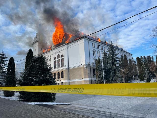 Incendiu puternic la acoperișul Palatului Administrativ din Suceava