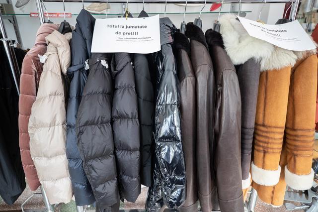 În magazinele „La Strada” găsiți toate produsele din colecția toamnă-iarnă la jumătate de preț. Foto Ema Motrescu
