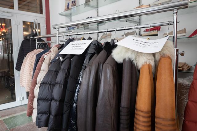 În magazinele „La Strada” găsiți toate produsele din colecția toamnă-iarnă la jumătate de preț. Foto Ema Motrescu