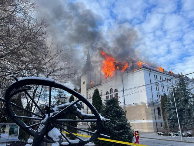 Un puternic incendiu a avariat parțial clădirea monument istoric a Palatului Administrativ.